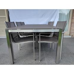 Tuintafel en zes stapelbare stoelen