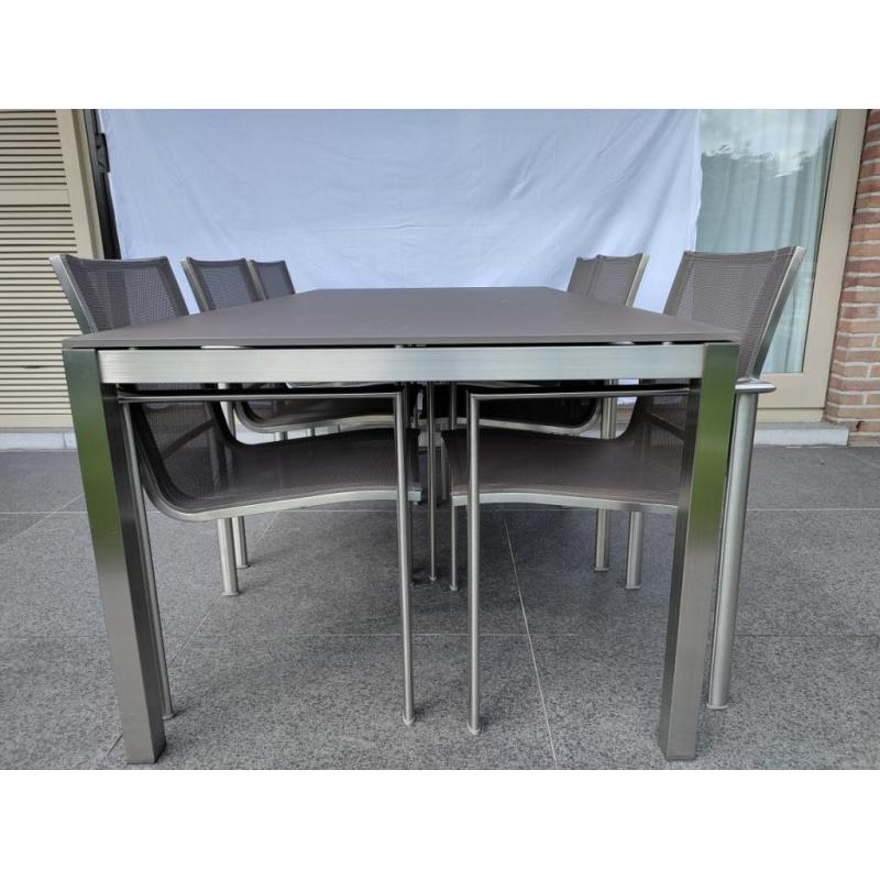 Tuintafel en zes stapelbare stoelen