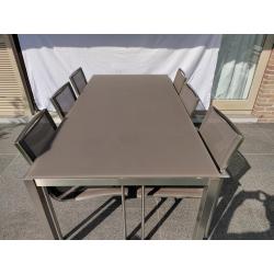 Tuintafel en zes stapelbare stoelen