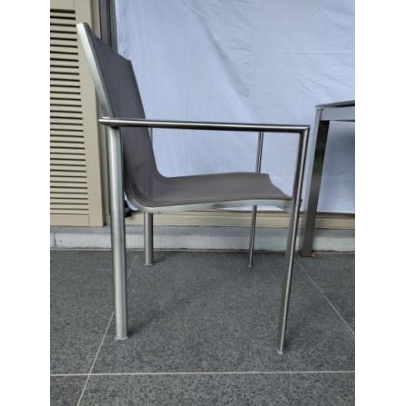 Tuintafel en zes stapelbare stoelen