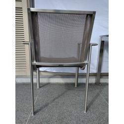 Tuintafel en zes stapelbare stoelen
