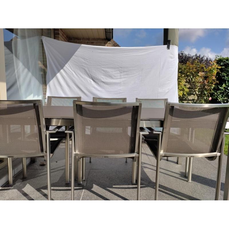 Tuintafel en zes stapelbare stoelen
