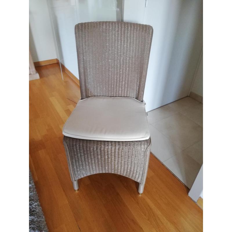 eetkamer met tafel, zes stoelen en vitrinekast