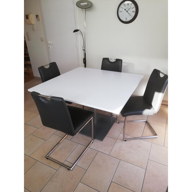 keukentafel met 4 bijhorende stoelen