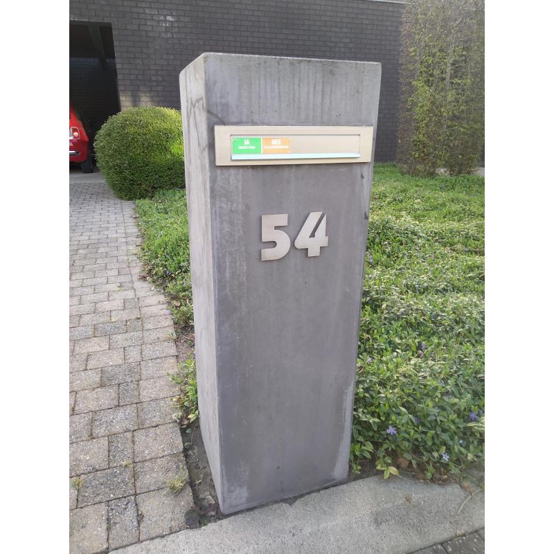 betonnen brievenbus
