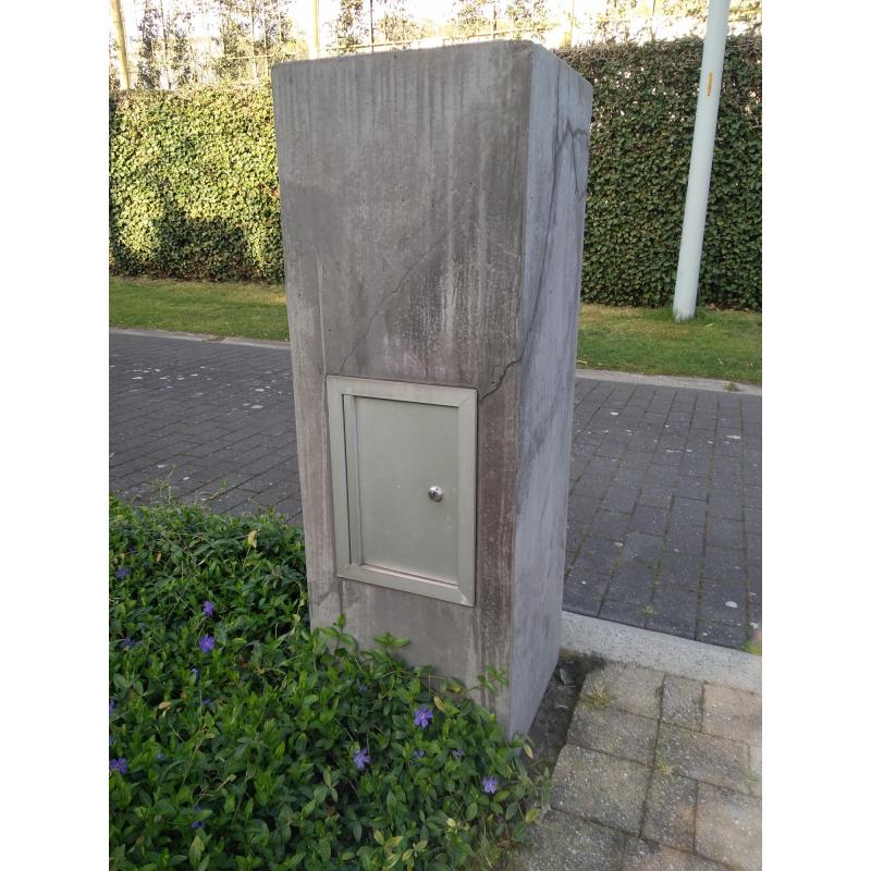 betonnen brievenbus