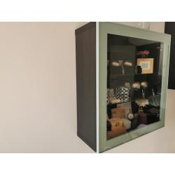 Te koop wand vitrine kast 2 stuks