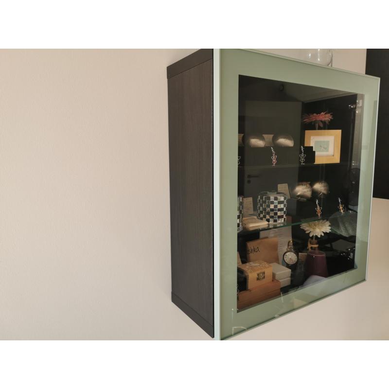 Te koop wand vitrine kast 2 stuks