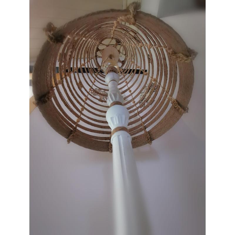 Handgemaakte vloerlamp.