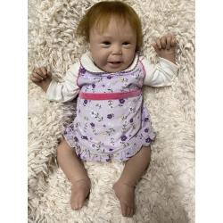 Handgemaakte baby uit klei geboetseerd