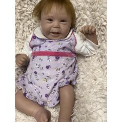 Handgemaakte baby uit klei geboetseerd