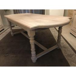 Eiken eetttafel