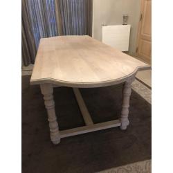 Eiken eetttafel