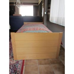 single slaapkamer in lichte beuk