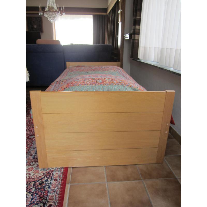 single slaapkamer in lichte beuk