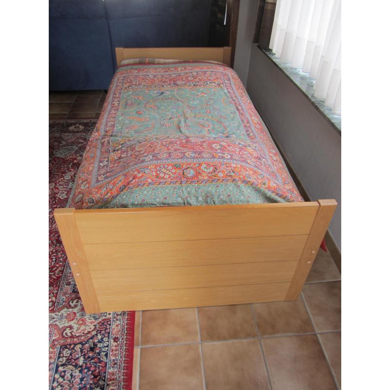 single slaapkamer in lichte beuk