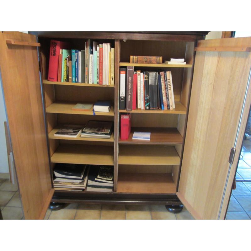 boeken- of linnenkast
