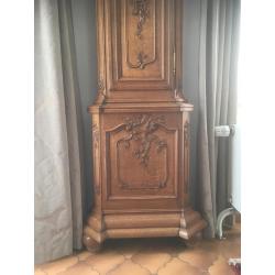 Staande klok massief eik met fijne handuitgebeitelde sculpturen