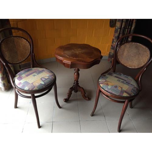Oude opgemaakte stoelen