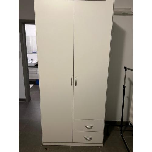 2 witte identieke  kledingkasten
