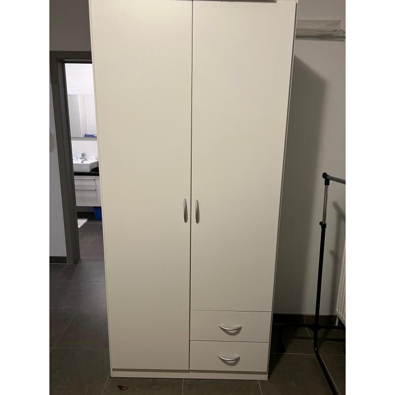 2 witte identieke  kledingkasten