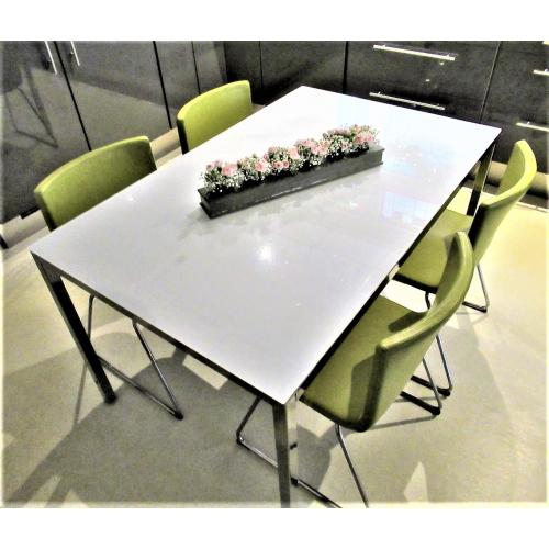 Moderne 4-persoons Eettafel met 4xStoelen zgan