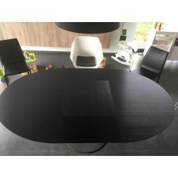 zwarte ovalen designtafel