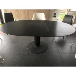 zwarte ovalen designtafel