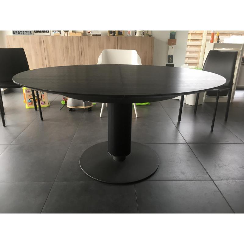 zwarte ovalen designtafel