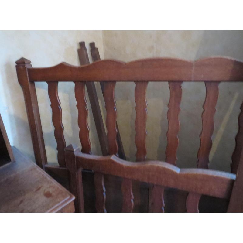 Antieken bed en kast