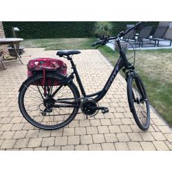 Damesfiets met fietstas zo goed als nieuw