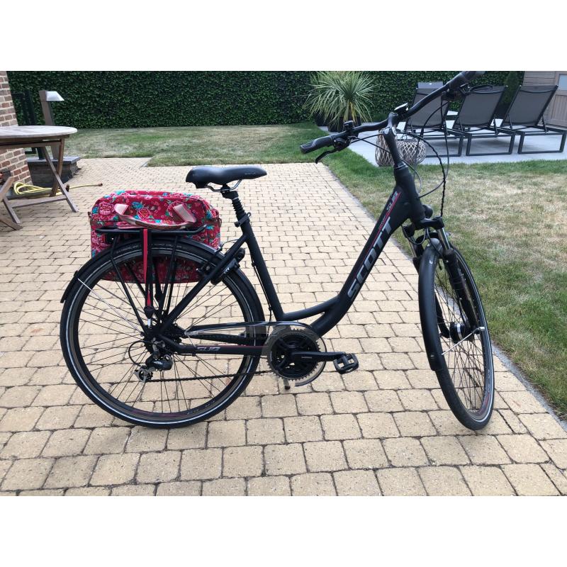 Damesfiets met fietstas zo goed als nieuw