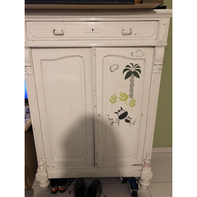 Oude hoge kast kleerkast met lade