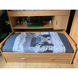 Tienerkamer met hoogslaper en uitschuifbaar bureel