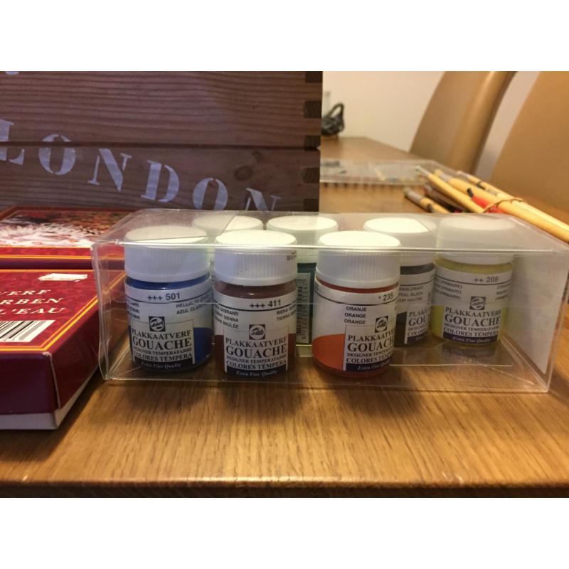 Schildersezel met nieuwe canvasdoeken, verf, penselen en aquarelboekje