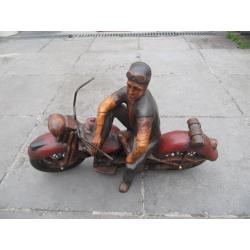 Twee houten motorfietsen