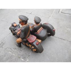 Twee houten motorfietsen