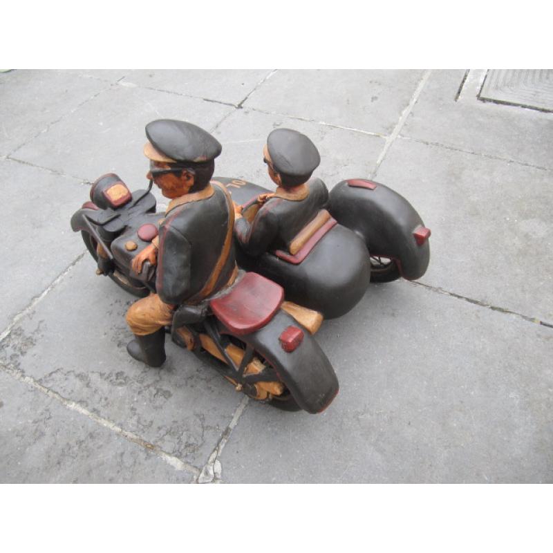 Twee houten motorfietsen