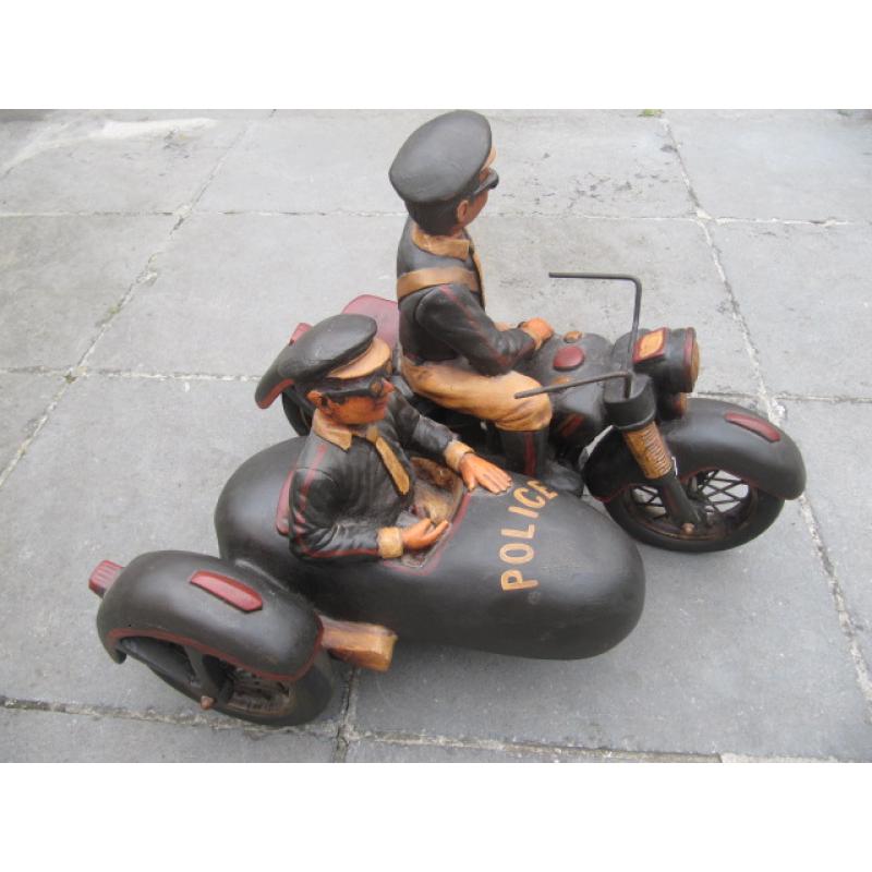 Twee houten motorfietsen