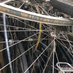 Combinatie van 18 fietsen en 15 wielen