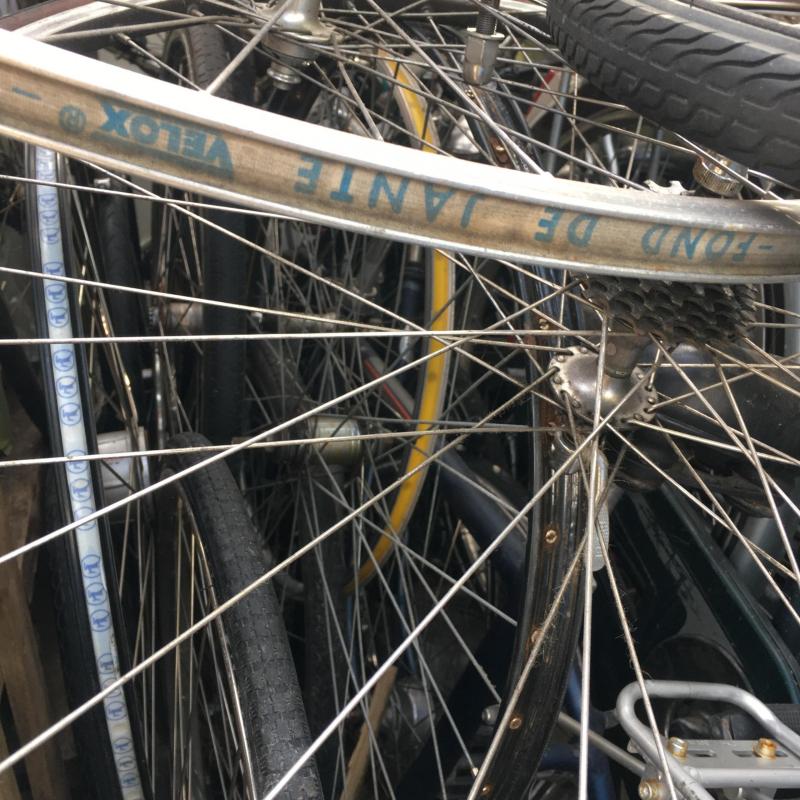 Combinatie van 18 fietsen en 15 wielen