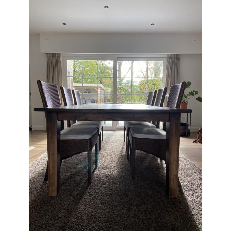 Grote 'kloostertafel' met stoelen