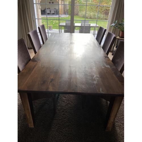 Grote 'kloostertafel' met stoelen