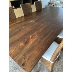 Grote 'kloostertafel' met stoelen