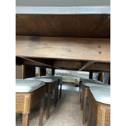 Grote 'kloostertafel' met stoelen