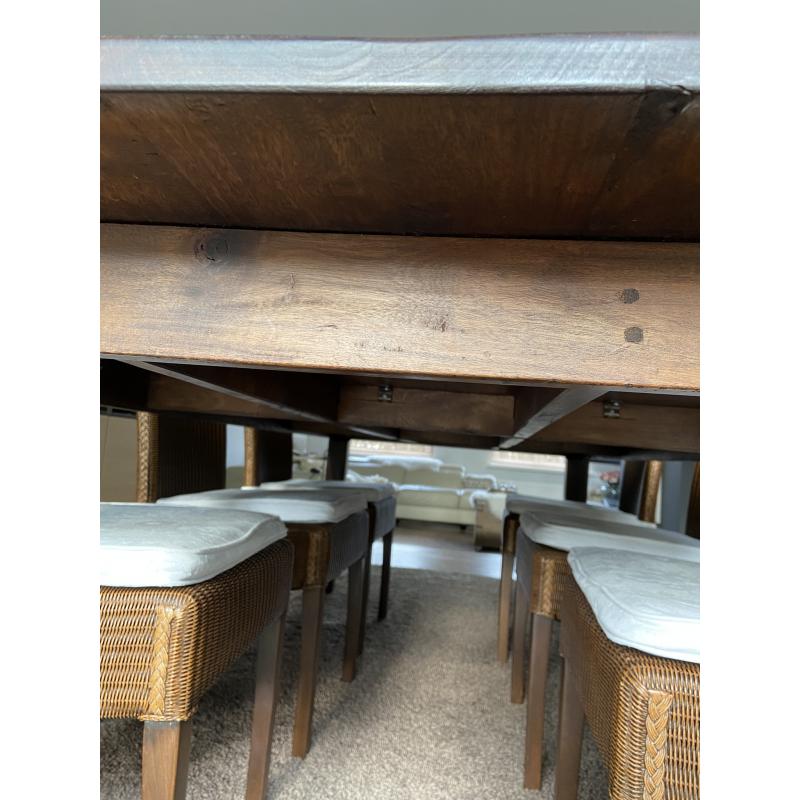 Grote 'kloostertafel' met stoelen