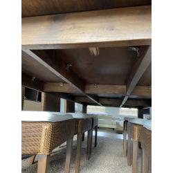 Grote 'kloostertafel' met stoelen