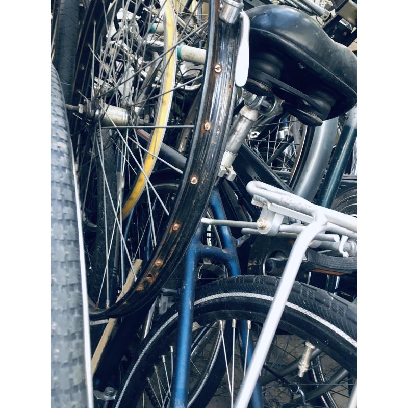 Combinatie van 18 fietsen en 15 wielen