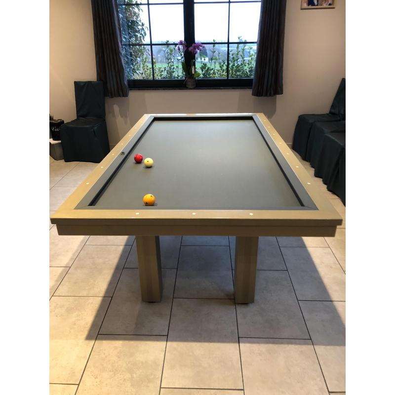 Carambole Verhoeven biljart dat ook eettafel is