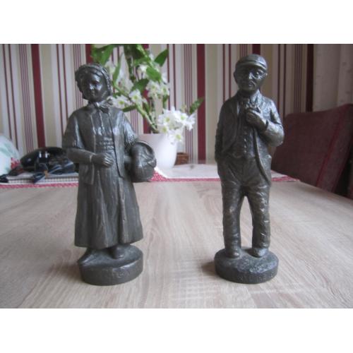 2 beeldjes. ca. 15 cm hoog